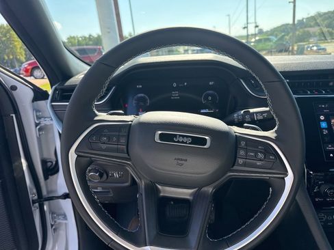 New 2025 Jeep Grand Cherokee Altitude image 39