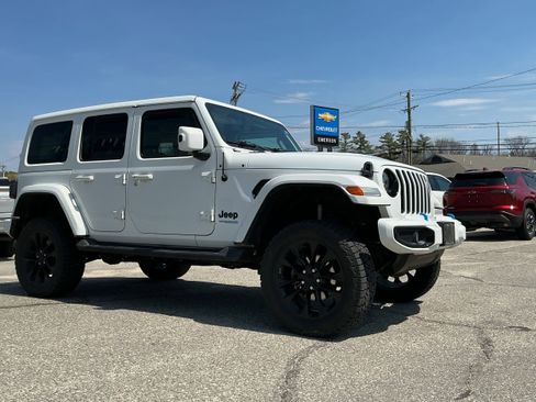Used 2021 Jeep Wrangler Unlimited Sahara AWD/4WD image 3