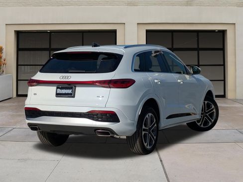 Used 2025 Audi Q5 Premium w/ Convenience Package image 4