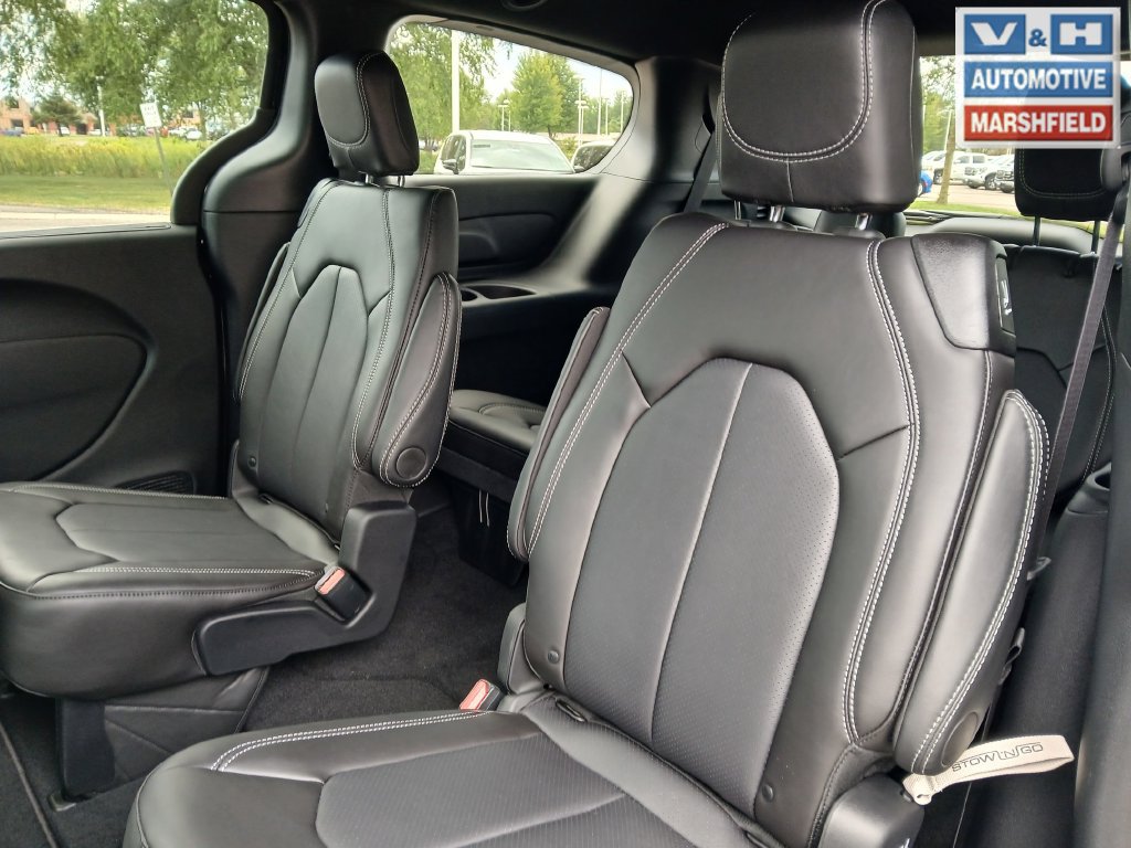 New 2027 Chrysler Pacifica Select FWD image 28