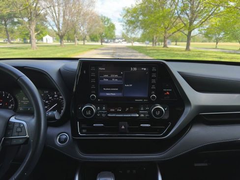 Used 2021 Toyota Highlander XLE AWD/4WD image 5