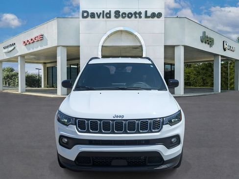 Used 2025 Jeep Compass Latitude AWD/4WD image 2