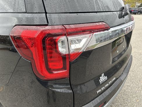 Used 2023 GMC Acadia SLE w/ Driver Convenience Package image 11