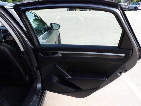 Used 2017 Volkswagen Passat 1.8T SEL Premium image 29