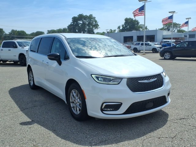 Used 2024 Chrysler Pacifica Touring-L FWD image 3