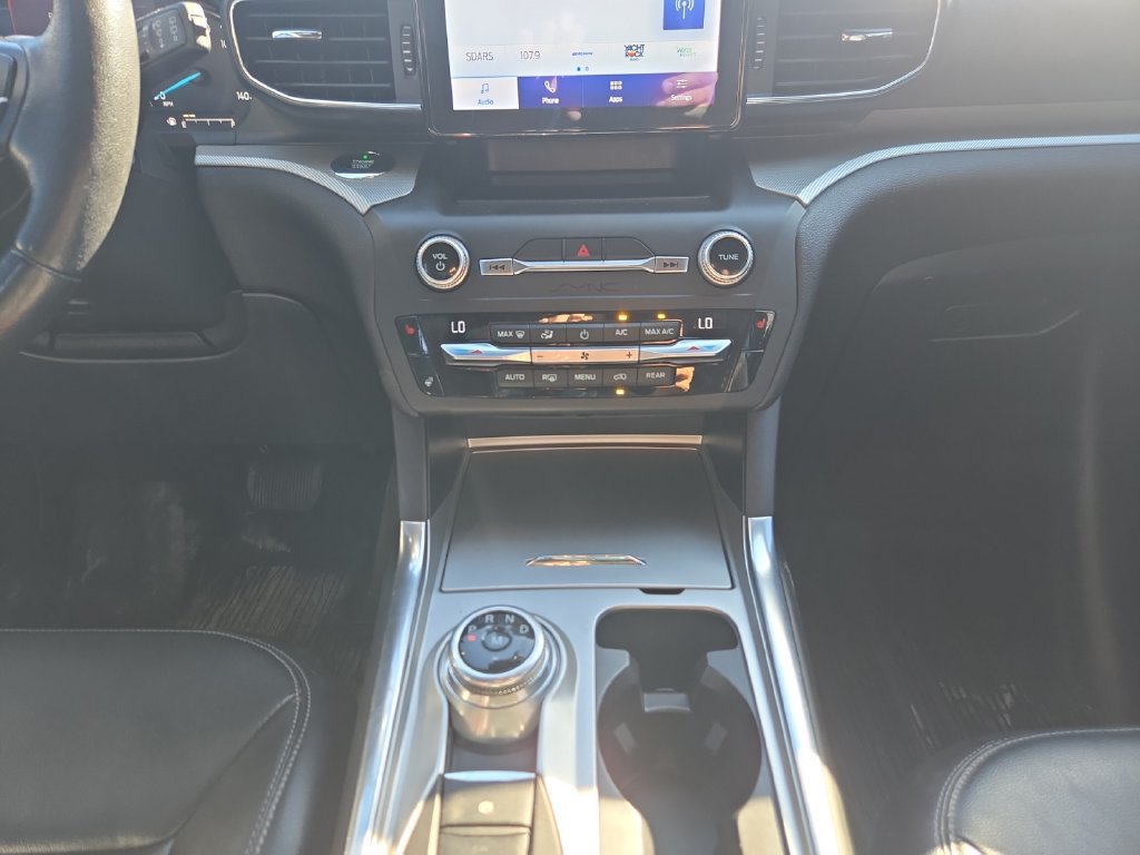 Used 2020 Ford Explorer XLT w/ Equipment Group 202A AWD/4WD image 13