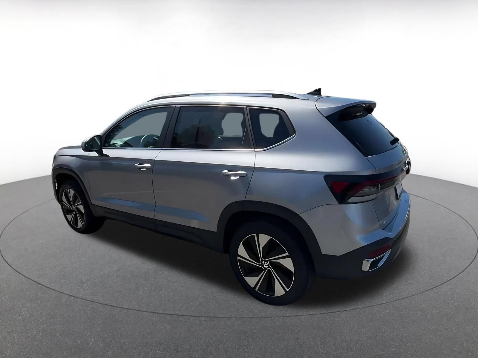 Used 2026 Volkswagen Taos SE AWD/4WD image 9
