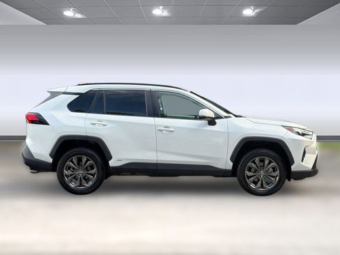 Used 2022 Toyota RAV4 XLE Premium AWD/4WD image 8