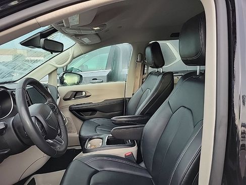 Used 2024 Chrysler Pacifica Touring-L FWD image 6