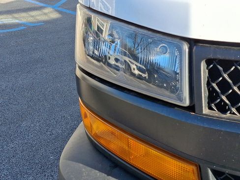 Used 2018 Chevrolet Express 2500 Extended image 10