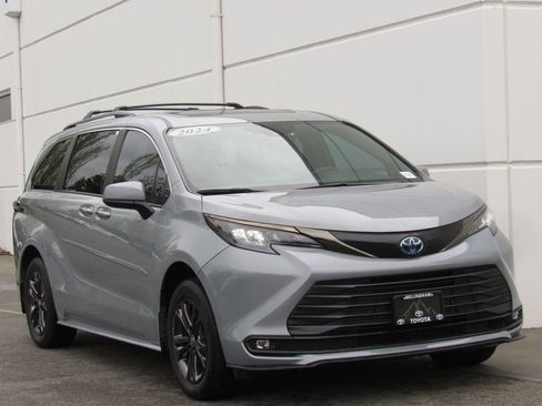 Certified 2024 Toyota Sienna XLE Woodland Edition AWD/4WD image 2
