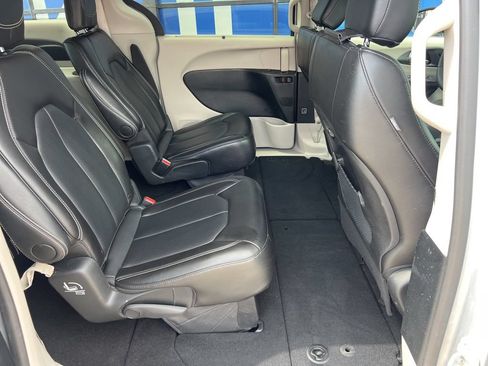 Used 2024 Chrysler Pacifica Touring-L FWD image 14