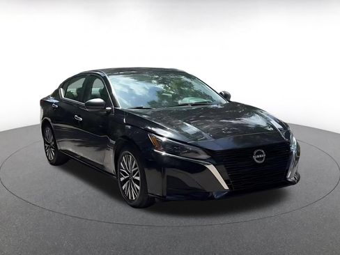 Used 2025 Nissan Altima 2.5 SV FWD image 3
