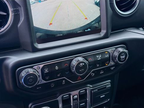 Used 2022 Jeep Wrangler Unlimited Sahara w/ Cold Weather Group image 15