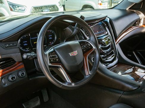 Used 2016 Cadillac Escalade Luxury AWD/4WD image 10