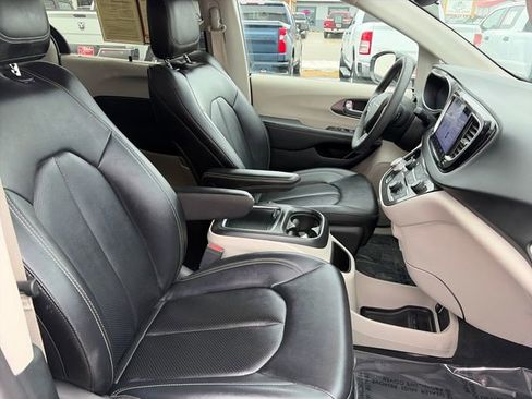 Used 2024 Chrysler Pacifica Touring-L image 22