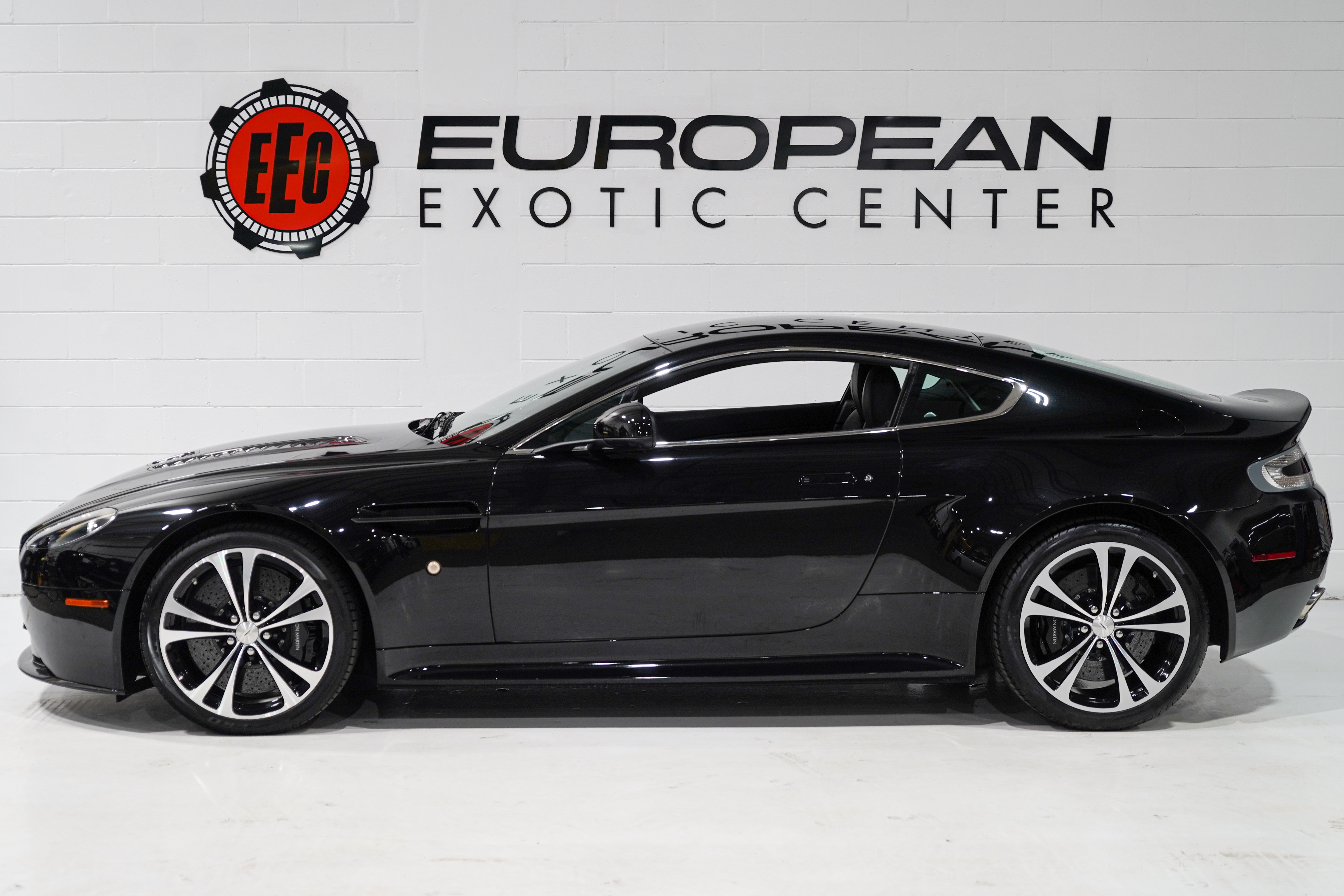 Used 2011 Aston Martin V12 Vantage Carbon Black RWD image 7