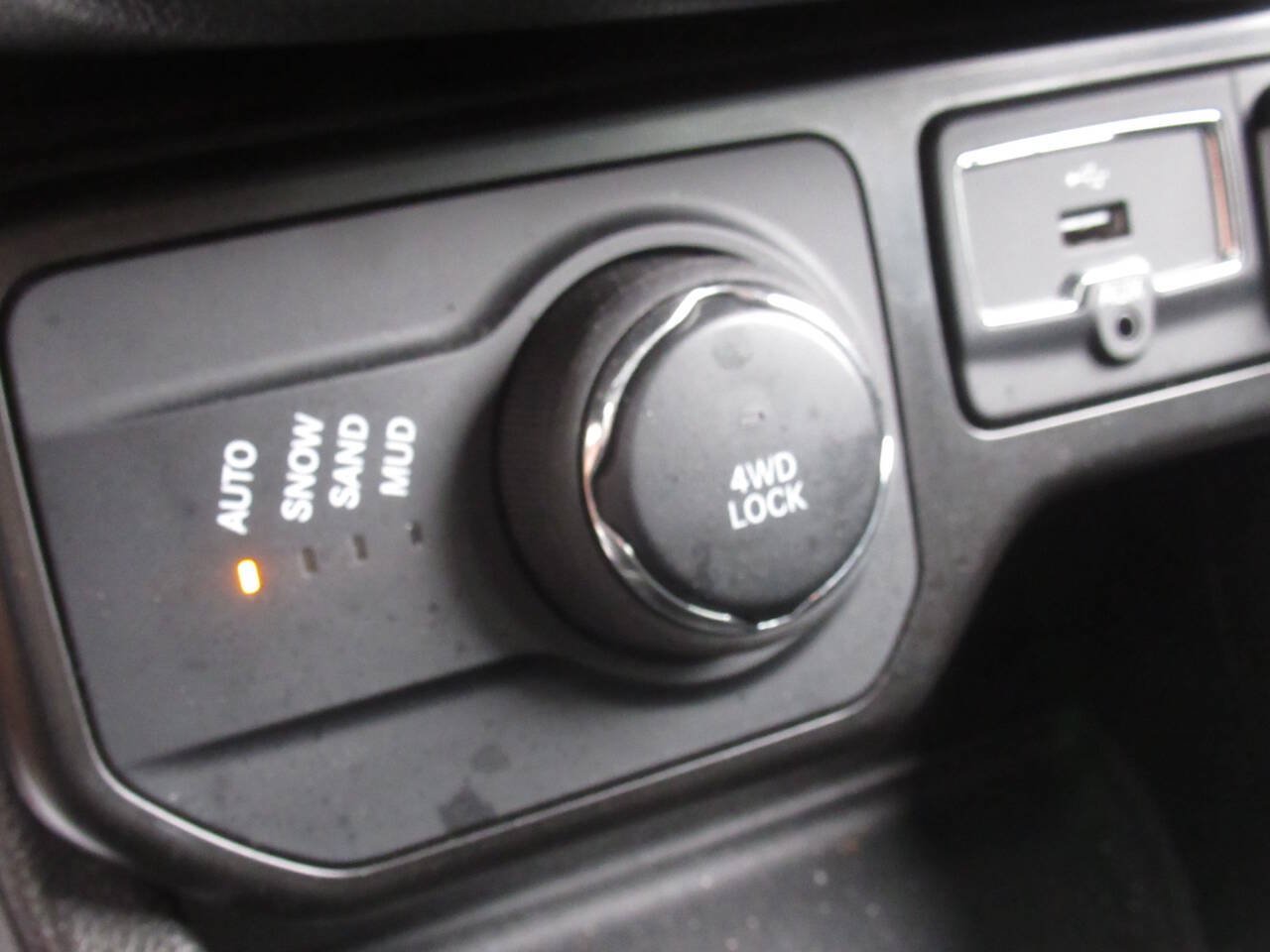 Used 2023 Jeep Renegade Latitude w/ Premium Group AWD/4WD image 24