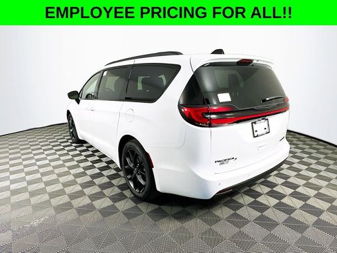 New 2026 Chrysler Pacifica Limited w/ Uconnect Theater Family Group image 6