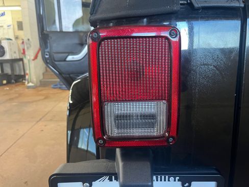 Used 2018 Jeep Wrangler Unlimited Sahara w/ Connectivity Group image 31