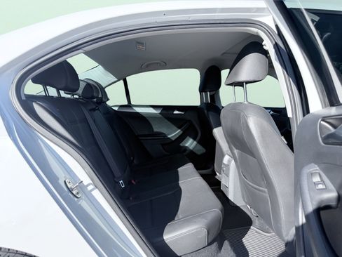 Used 2017 Volkswagen Jetta SE image 42