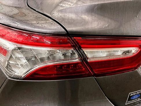 Used 2020 Toyota Camry XLE w/ Sunroof Package image 29