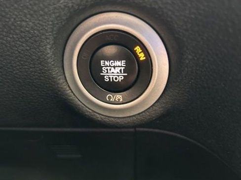 Used 2018 Chrysler Pacifica Limited image 23