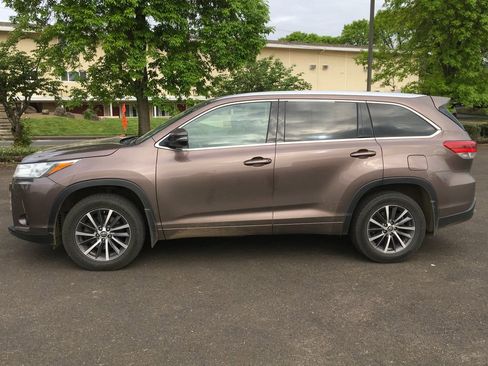 Used 2018 Toyota Highlander XLE AWD/4WD image 3