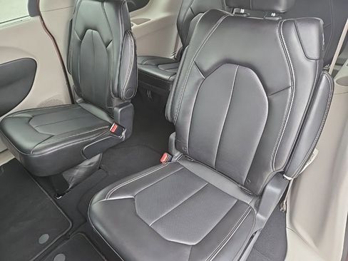 Used 2024 Chrysler Pacifica Touring-L image 24