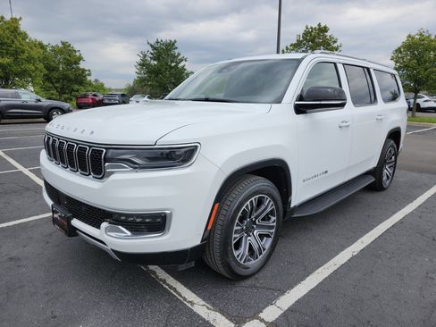 Used 2024 Jeep Wagoneer L Series II RWD image 15