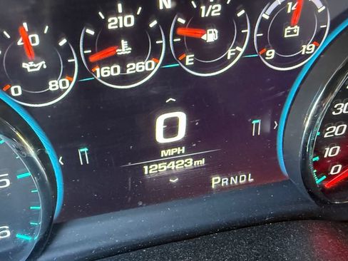 Used 2017 Chevrolet Suburban LT w/ Luxury Package AWD/4WD image 4