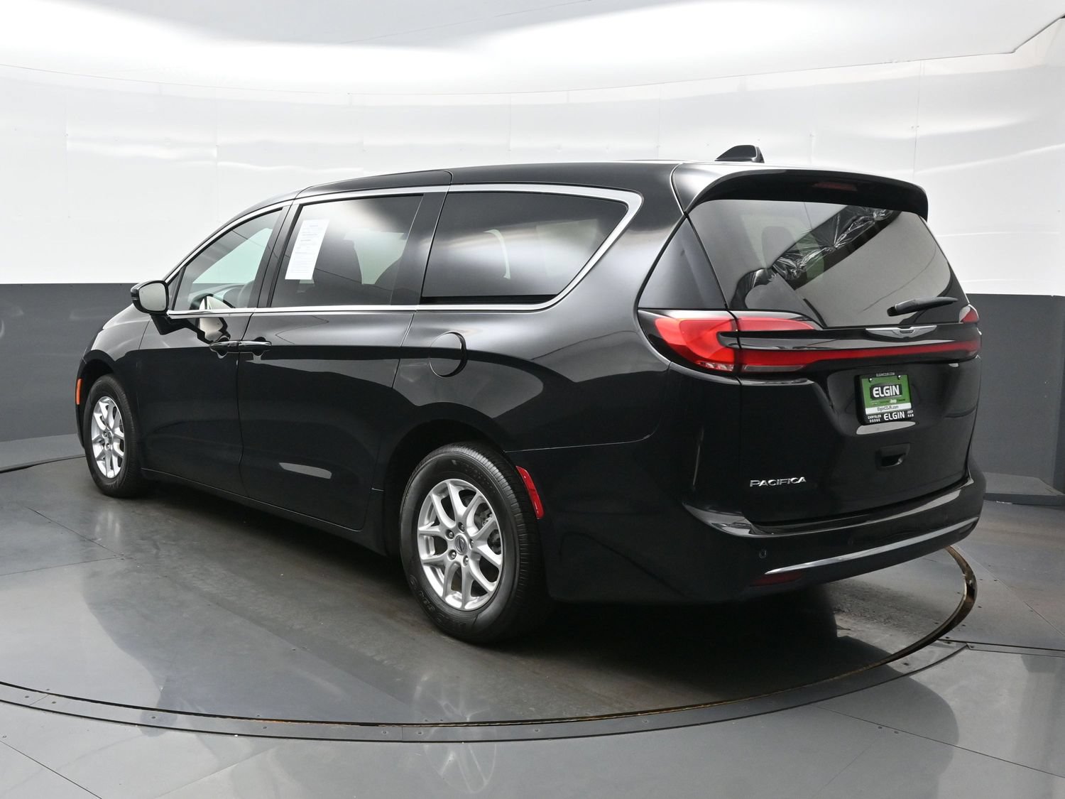 Used 2024 Chrysler Pacifica Touring FWD image 5