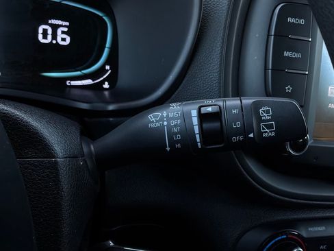 Used 2025 Kia Soul LX w/ LX Technology Package FWD image 36