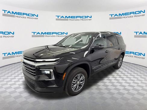 Used 2025 Chevrolet Traverse LT w/ Driver Confidence Package FWD image 1