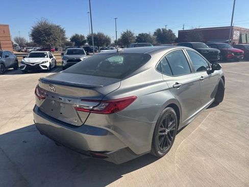 Used 2025 Toyota Camry SE w/ Convenience Package image 3