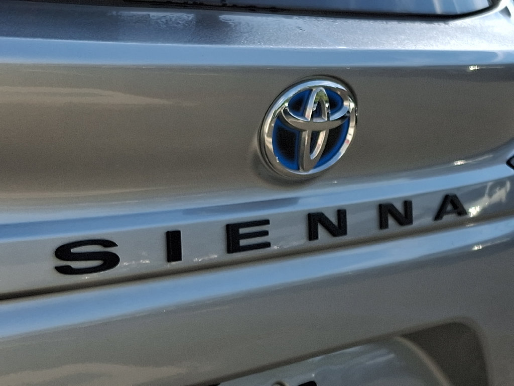Used 2024 Toyota Sienna XLE FWD image 31