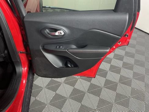 Used 2019 Jeep Cherokee Trailhawk AWD/4WD image 14