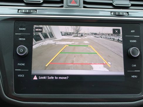 Certified 2020 Volkswagen Tiguan SE w/ Panoramic Sunroof Package image 17