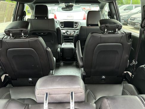 Used 2024 Chrysler Pacifica Touring-L w/ S Appearance Package FWD image 22