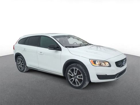 Used 2017 Volvo V60 T5 Cross Country w/ Convenience Package image 2