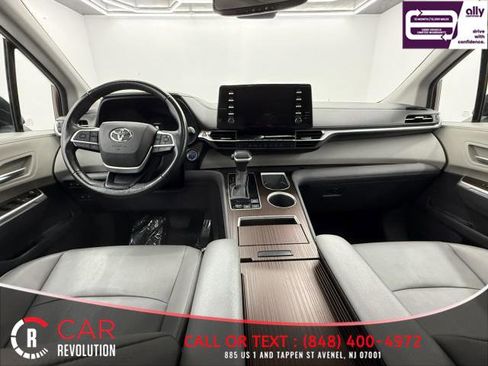 Used 2024 Toyota Sienna XLE image 17
