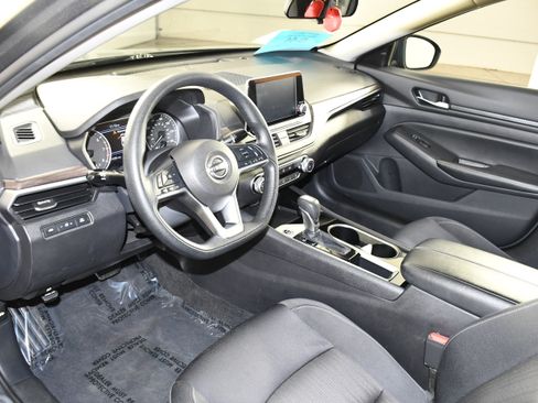 Used 2024 Nissan Altima 2.5 SV FWD image 2