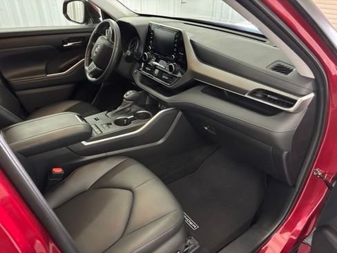 Used 2022 Toyota Highlander XLE FWD image 29