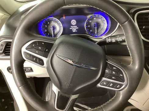 Used 2022 Chrysler Pacifica Touring-L FWD image 15