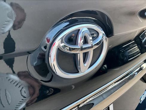 Used 2017 Toyota Camry SE FWD image 28