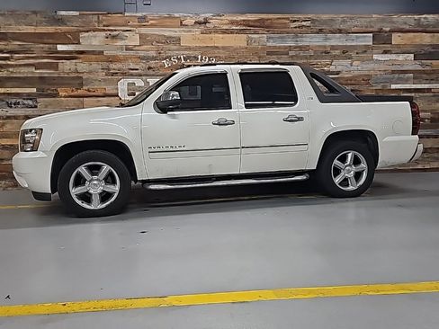 Used 2011 Chevrolet Avalanche LTZ image 13