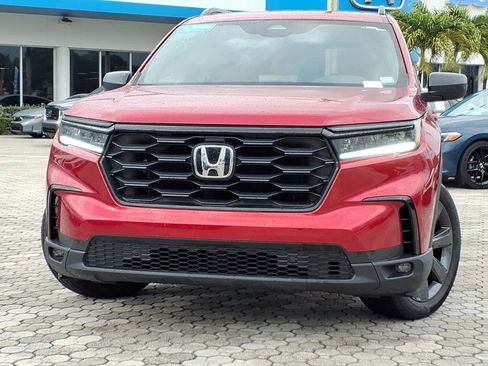 Used 2025 Honda Pilot Sport image 2