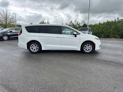 Used 2023 Chrysler Pacifica Touring-L FWD image 3