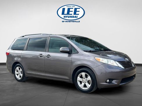 Used 2017 Toyota Sienna LE image 1
