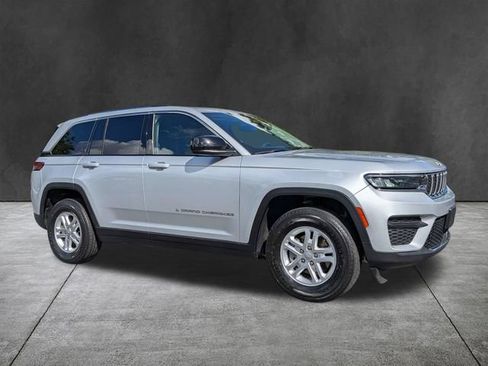 Used 2024 Jeep Grand Cherokee Laredo RWD image 2